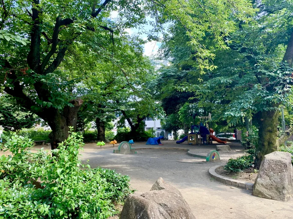 調公園の木陰にある遊具広場