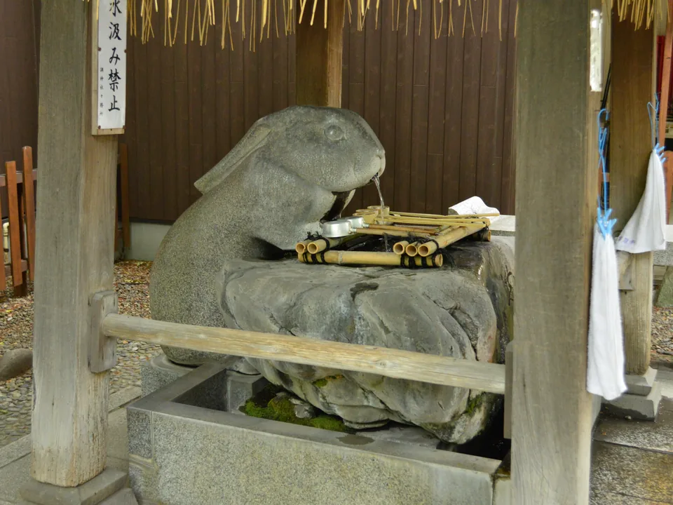 兎をかたどった調神社の手水