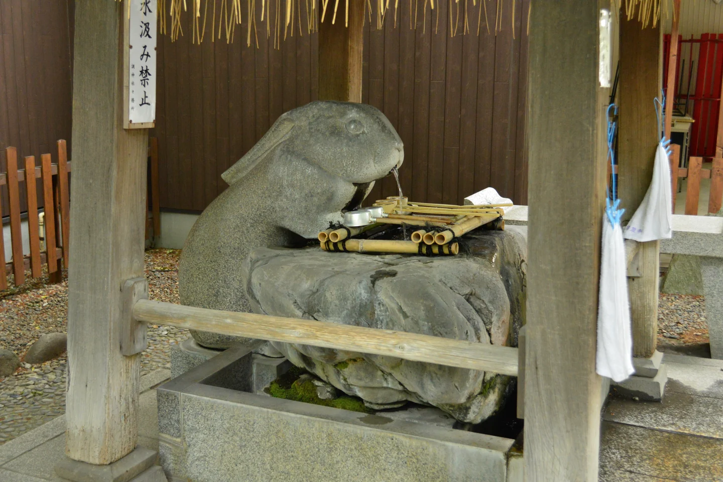 兎をかたどった調神社の手水