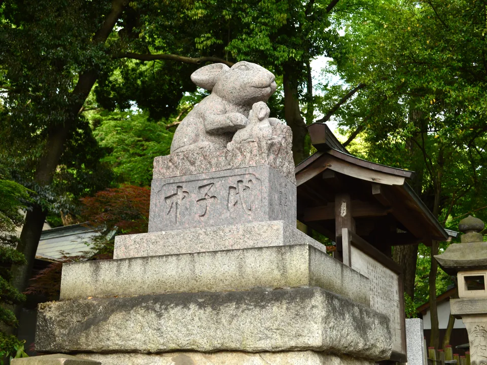 調神社の兎の石像