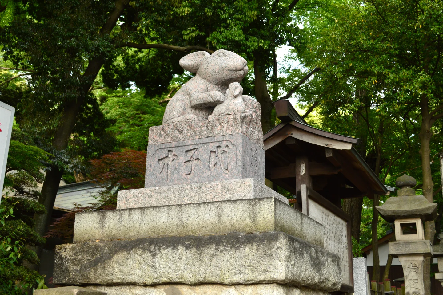 調神社の兎の石像