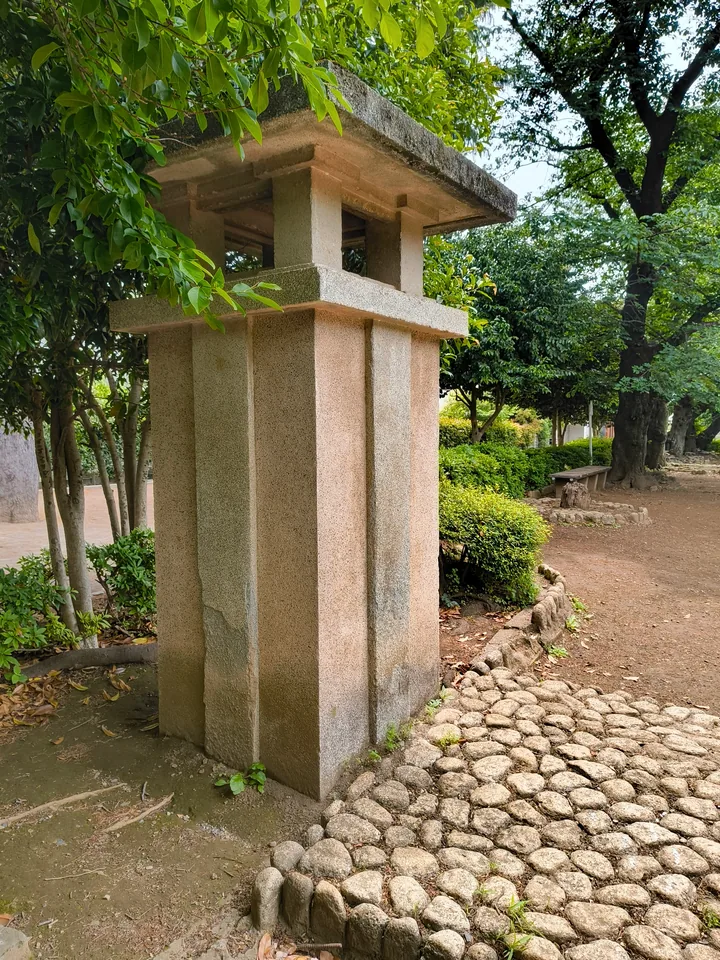 調公園に残る昭和十五年建立のラジオ塔