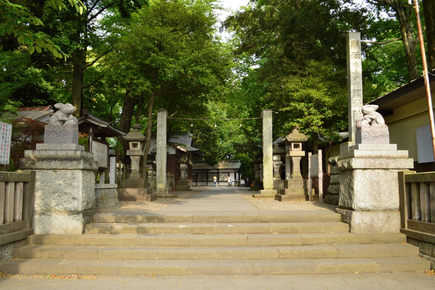 調神社と調公園へ続く緑の入口
