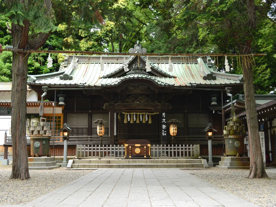 木々に囲まれた調神社の拝殿