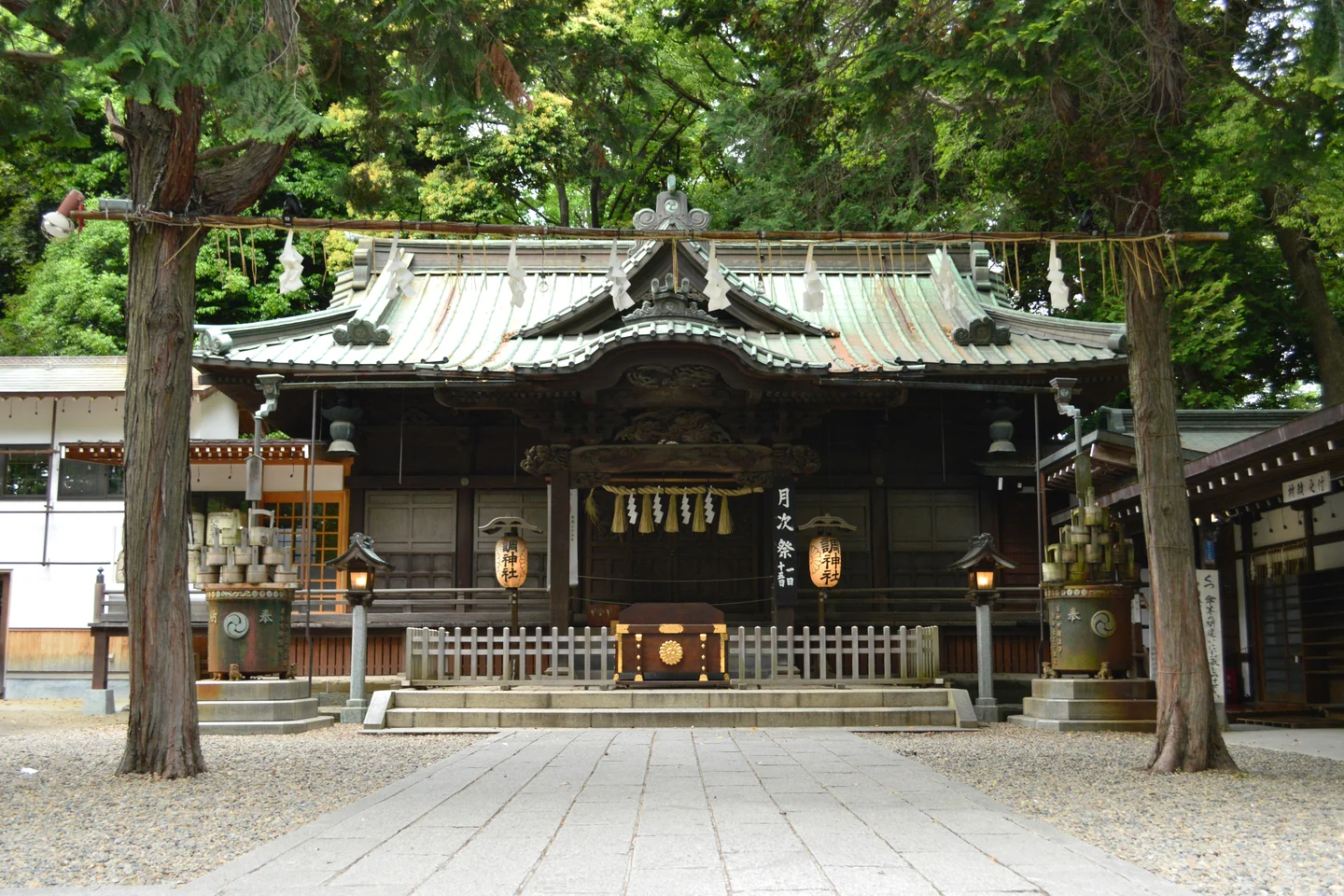 木々に囲まれた調神社の拝殿