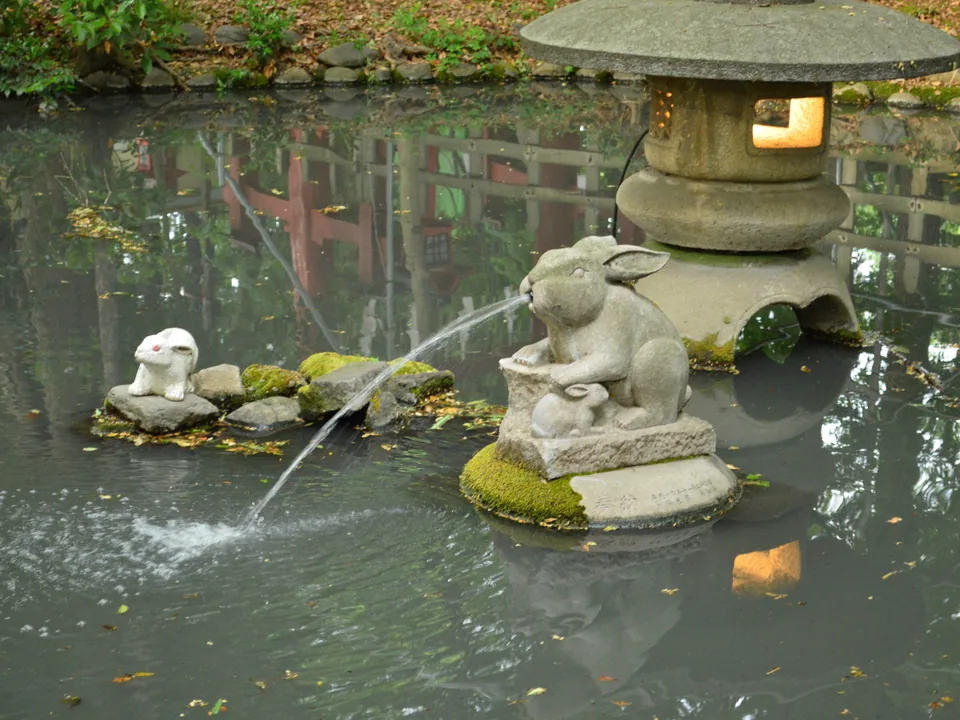 調神社の神池に置かれた兎の像